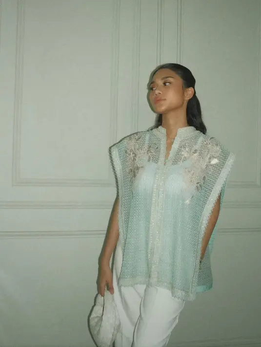 Tas tersebut merupakan Bottega Veneta Mini Jodie yang dibanderol dengan harga Rp41jutaan. [@azizahsalsha_]