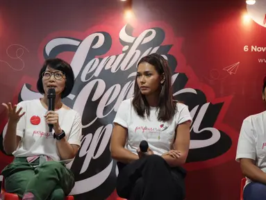Chief Executive of Coca-Cola Foundation Indonesia Titie Sadarini (kiri), aktris Adinia Wirasti (tengah) dan Ni Wayan Srimentik saat hadir pada acara #SeribuCeritaPerpuSeru di Perpustakaan Nasional, Jakarta, Senin (6/11). (Liputan6.com/Faizal Fanani)