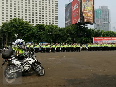 Ratusan Polantas mengikuti apel gelar pasukan kesiapan banjir di Mapolda Metro Jaya, Jakarta, Selasa (10/11). Apel tersebut guna mempersiapkan pasukan dan infrastruktur pendukung untuk mengantisipasi banjir di Ibukota Jakarta. (Liputan6.com/Yoppy Renato)