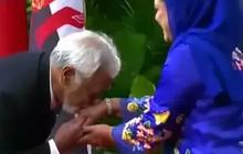 VIDEO: Momen PM Timor Leste Xanana Gusmao Cium Tangan Sampai Membungkuk Iriana Jokowi