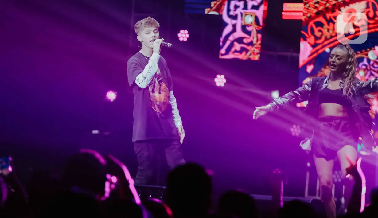 Aksi panggung Hrvy bersama para dancer saat tampil dalam festival musik Love Fest di Istora Senayan, Jakarta, Sabtu (22/2/2020). Dalam penampilannya Hrvy membawakan sejumlah lagu seperti Personal, Million Ways, I Wish You Were Here. (Liputan6.com/Faizal Fanani)