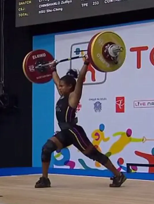 Atlet angkat besi putri Venezuela, Rodriguez Gomez sempat mengangkat dan menahan besi di pundaknya, sebelum mengangkatnya hingga posisi besi di atas kepalanya saat bertanding di Pan Am Games, Ontario, Kanada, 12 Juli 2015. (Dailymail)