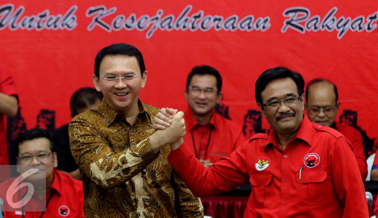 Basuki Tjahaja Purnama (Ahok) dan Djarot Saiful Hidayat melakukan salam komando di Kantor DPP PDIP di Jl Diponegoro, Jakarta, Selasa (20/9). PDIP resmi mengusung Ahok dan Djarot pada Pilgub DKI 2017. (Liputan6.com/Herman Zakharia)
