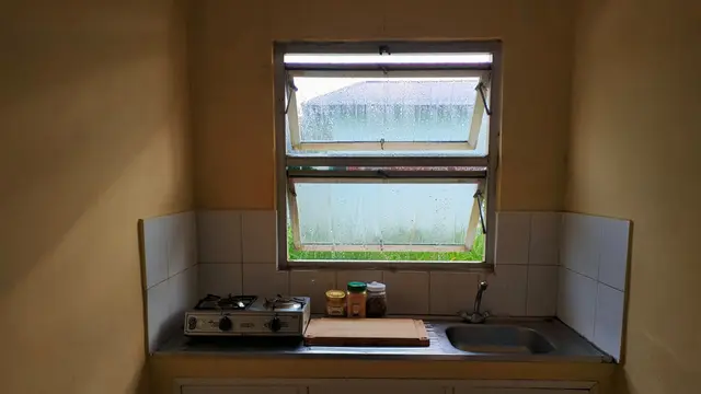 Desain Jendela Kecil untuk Dapur Sederhana (AI)