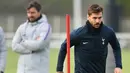 Striker Tottenham Hotspur, Fernando Llorente membawa bola saat latihan di Pusat Pelatihan Enfield, London utara (12/2). Tottenham akan bertanding melawan Borrusia Dortmund pada 16 besar Liga Champions di stadion Wambley. (AFP Photo/Glyn Kirk)