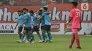 Pemain Sabah FC merayakan gol saat pada laga uji coba internasional melawan Persija di Stadion Patriot Candrabhaga, Kota Bekasi, Minggu (5/6/2022). Persija kalah 1-2 dari Sabah FC. (Liputan6.com/Helmi Fithriansyah)