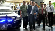 Menko Bidang Maritim dan Sumber Daya Rizal Ramli (berjas)menyambangi kantor KPK, Jakarta, Senin (12/10). Kehadirannya ini dilakukan untuk menyerahkan laporan harta kekayaan ke KPK. (Liputan6.com/Helmi Afandi)