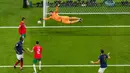 Kiper Prancis Hugo Lloris melakukan penyelamatan saat bertanding melawan Maroko pada pertandingan semifinal Piala Dunia 2022 di Stadion Al Bayt di Al Khor, Qatar, Kamis (15/12/2022). Prancis menang atas Maroko dengan skor 2-0. (AP Photo/Petr David Josek)