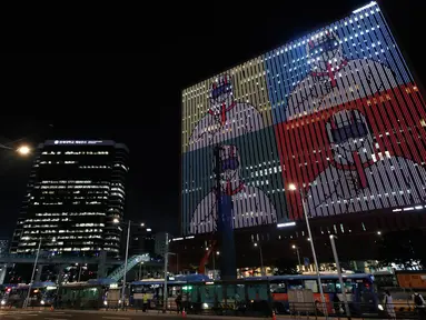 Pesan terima kasih dan dukungan untuk petugas kesehatan, pekerja garis depan dan negara yang memerangi virus corona baru ditampilkan di sebuah gedung di Seoul, Korea Selatan, Senin, (20/7/2020). (AP Photo/Lee Jin-man)