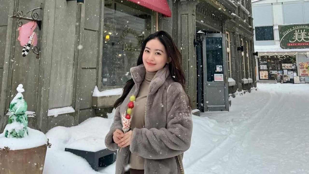 Aksi Keren Natasha Wilona Lakukan Snowboard di Tengah Hujan Salju saat Liburan ke Jepang