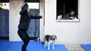 Alexandra Recchia berlatih di taman rumahnya di L'Hay-les-Roses, dekat Paris, Prancis, 3 April 2020. Juara dunia karate sebanyak lima kali ini tetap berlatih selama karantina wilayah atau lockdown untuk mencegah penyebaran virus corona COVID-19 di Prancis. (Photo by FRANCK FIFE/AFP)