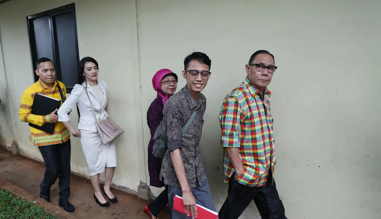 Sebelum membuat laporan, ia konsultasi terkait pencemaran nama baik yang dilakukan oleh Mario Teguh pada acara yang ditayangkan secara langsung oleh salah satu televisi, ia terlebih dulu konsultasi dengan penyidik. (Nurwahyunan/Bintang.com)