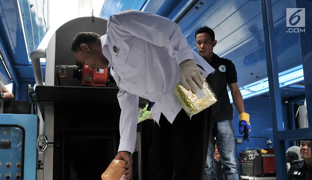 Kepala Badan Narkotika Nasional (BNN) Heru Winarko memusnahkan barang bukti narkoba di Kantor BNN, Jakarta, Senin (10/12). BNN memusnahkan sebanyak 48 kilogram sabu, 33.218 butir ekstasi, dan 229 kilogram ganja. (Merdeka.com/Iqbal Nugroho)