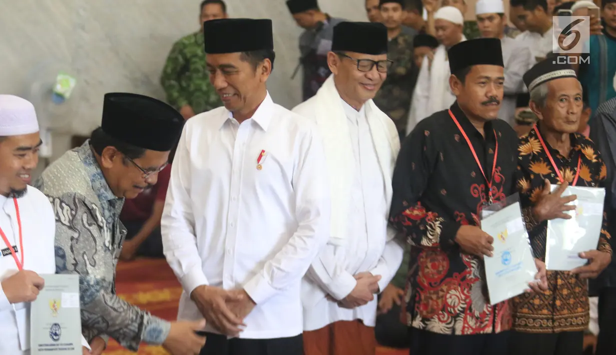 Presiden Joko Widodo saat membagikan sertifikat tanah wakaf di Masjid Raya Bani Umar, Tangerang Selatan, Jumat (22/2). Jokowi membagikan 351 sertifikat tanah wakaf untuk musala, tempat pendidikan dan pesantren. (Liputan6.com/Angga Yuniar)