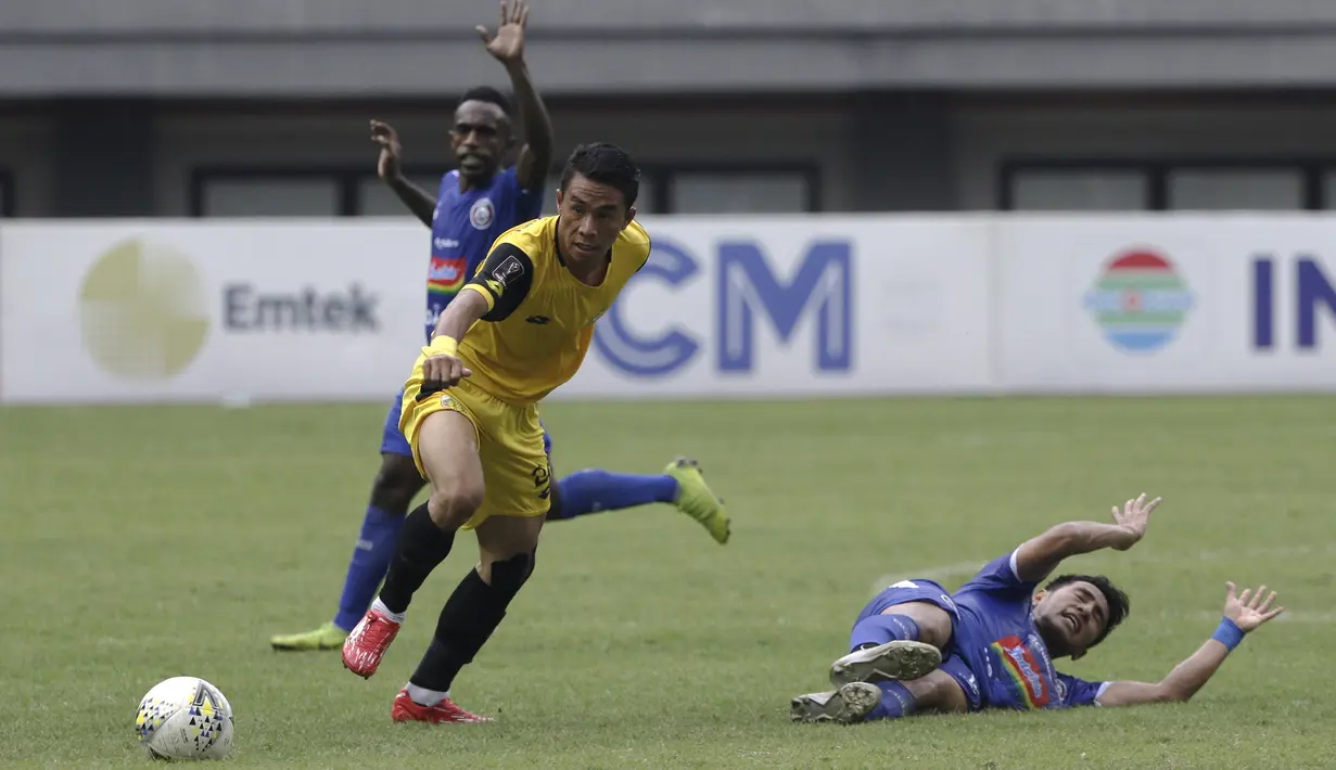 Striker Bhayangkara FC, Alsan Sanda, berusaha mengamankan bola saat melawan Arema FC pada laga perempat final Piala Presiden 2019 di Stadion Patriot, Bekasi, Sabtu (30/3). Bhayangkara kalah 0-4 dari Arema. (Bola.com/Yoppy Renato)