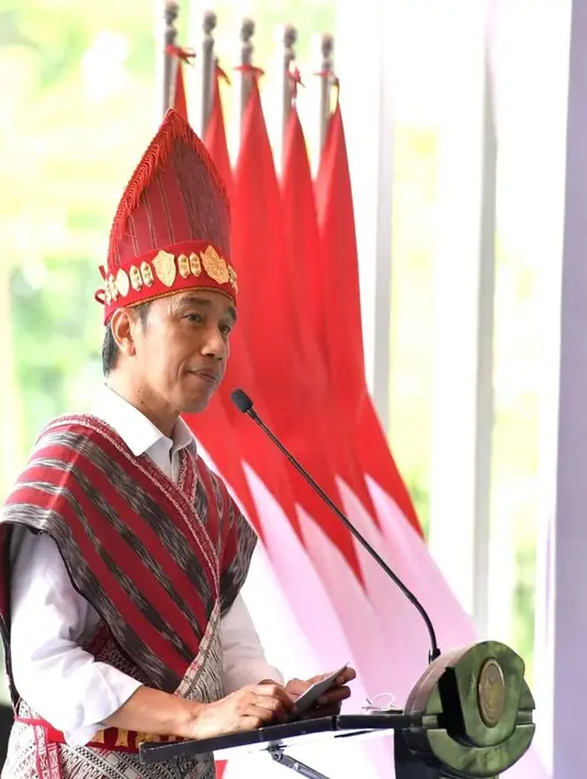 Penampilan Pak Jokowi di Hari Keluarga Nasional ke-29. Di acara ini, Presiden tampil mengenakan kain adat, yaitu Ulos berwarna merah. [Foto: Instagram/jokowi]