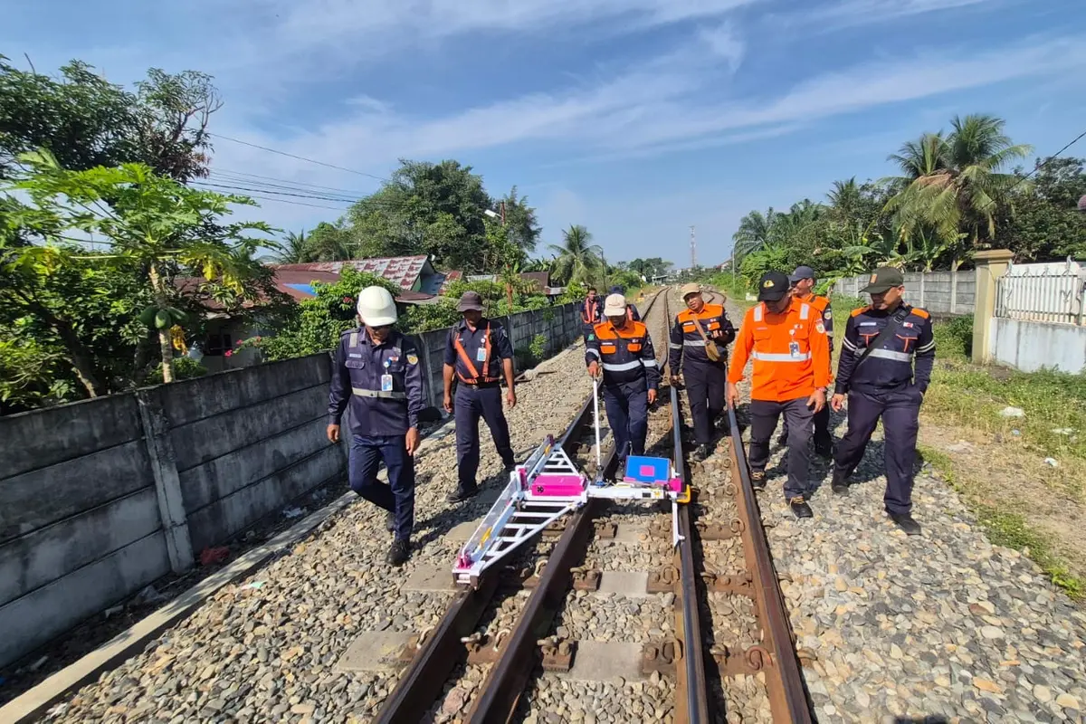 Pengecekan jalur kereta di Medan usai gempa Aceh