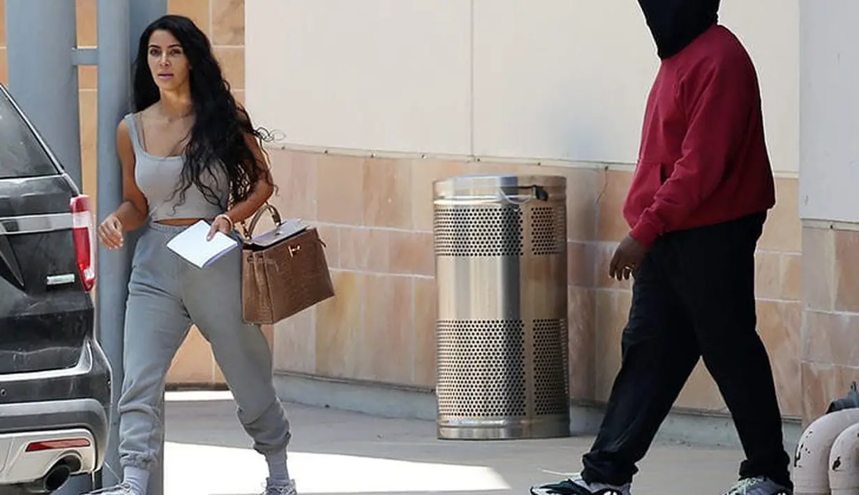 Wajah Kim Kardashian sendiri terlihat sangat khawatir ketika mengantar suaminya ke rumah sakit. (splashnews/TMZ)