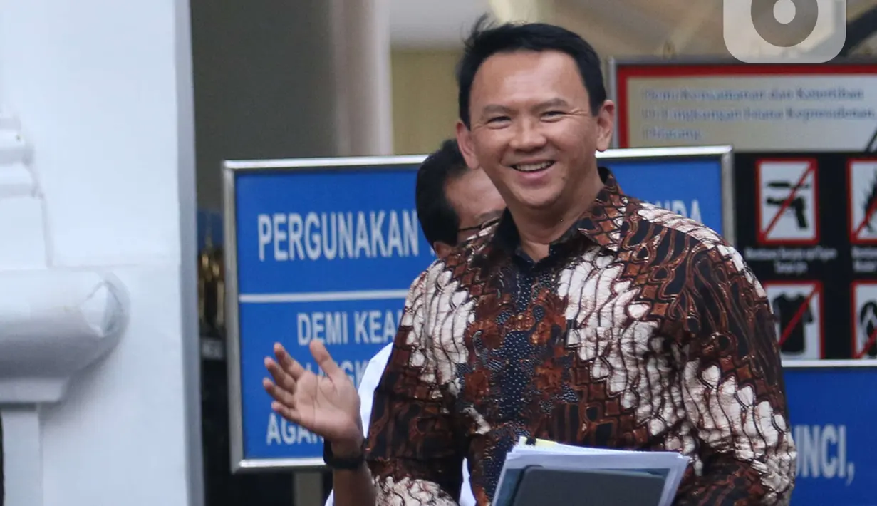 Komisaris Utama Pertamina Basuki Tjahaja Purnama tersenyum usai menemui Presiden Joko Widodo di Istana, Jakarta, Senin (9/12/2019). Pertemuan tersebut Presiden meminta agar memperbaiki defisit neraca perdagangan kita di sektor petrokimia dan migas. (Liputan6.com/Angga Yuniar)