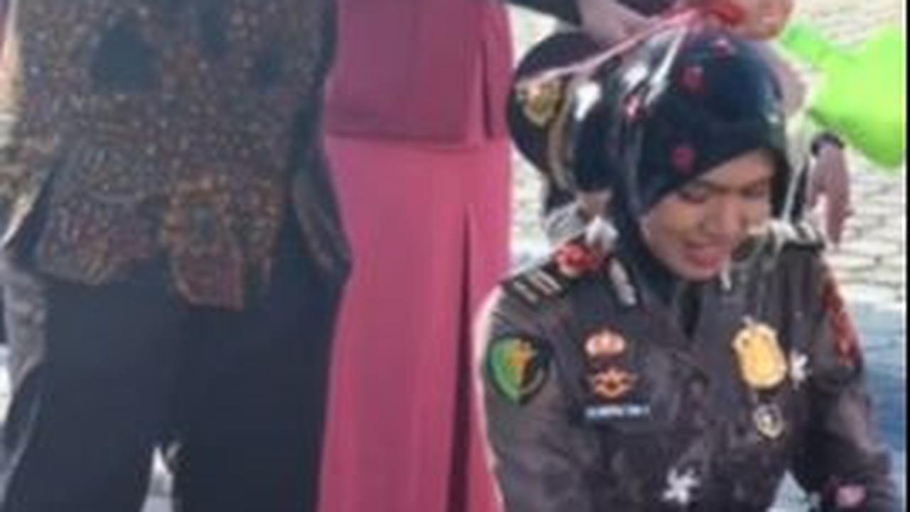 Iptu Imam Fadhil sendiri yang memasangkan bet pangkat ke pundak sang istri.
