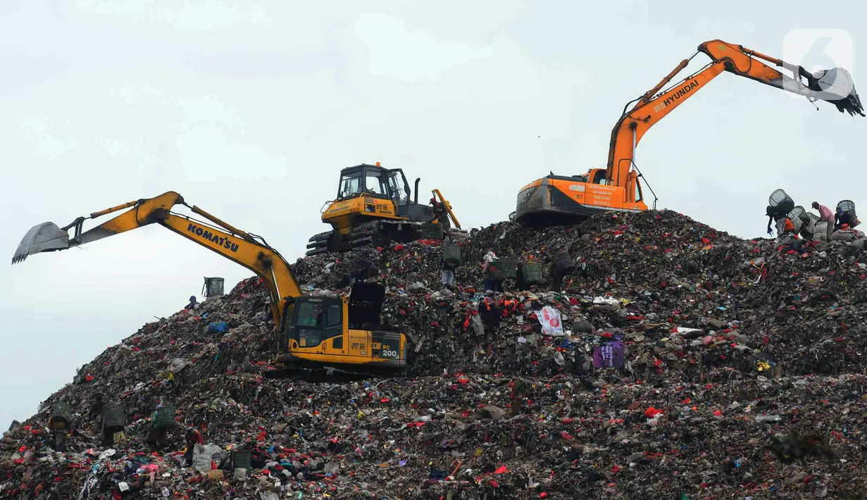 Alat berat melakukan pengerukan sampah di kawasan Tempat Pengolahan Sampah Terpadu (TPST) Bantar Gebang, Bekasi, Jawa Barat, Selasa (17/1/2023). Pembangunan fasilitas pengolahan sampah menjadi Refused Derived Fuel (RDF) di Bantar Gebang dilengkapi dengan berbagai kajian dan perencanaan. (merdeka.com/Imam Buhori)