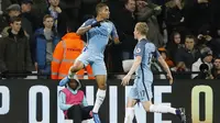 Pemain Manchester City, Gabriel Jesus (kiri) merayakan gol bersama rekannya Kevin De Bruyne saat melawan West Ham  , pada lanjutan Premier League pekan ke-23 di Olympic Stadium, Rabu (1/2/2017). City menang 4-0.  (AP/Frank Augstein)