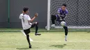 Kiper tim Golden Boutique (kanan) berusaha menghalau bola dari pemain tim Artotel pada turnamen Asatu Hoteliers Cup 2023 yang berlangsung di Asatu Area, Menteng, Jakarta, Minggu (29/10/2023). (Bola.com/Bagaskara Lazuardi)