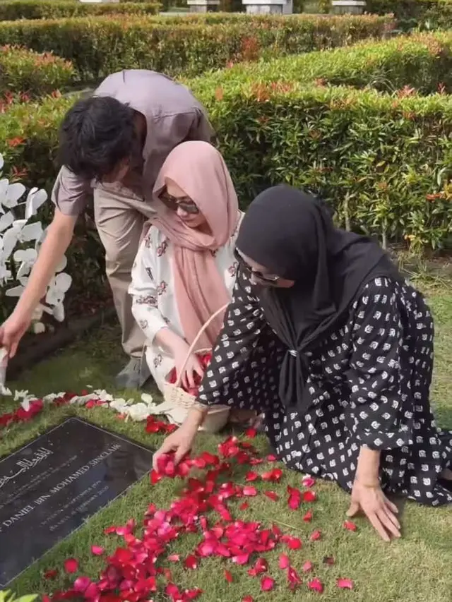 Potret BCL Nyekar ke Makam Bareng Keluarga Mendiang Ashraf/Instagram Bunga Citra Lestari