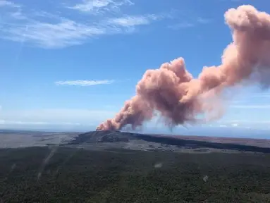 Penampakan abu vulkanik melambung ke langit saat Gunung Kilauea meletus di Big Island Hawaii, (3/5). Badan Survei Geologi Amerika Serikat (USGS) melaporkan erupsi terjadi sekitar pukul 16.45 sore waktu setempat. (Survei Geologi AS via AP)