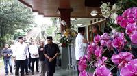 Capres Prabowo Subianto melayat keluarga SBY di Puri Cikeas, Bogor, Jawa Barat. (Liputan6.com/Yopi Makdori)