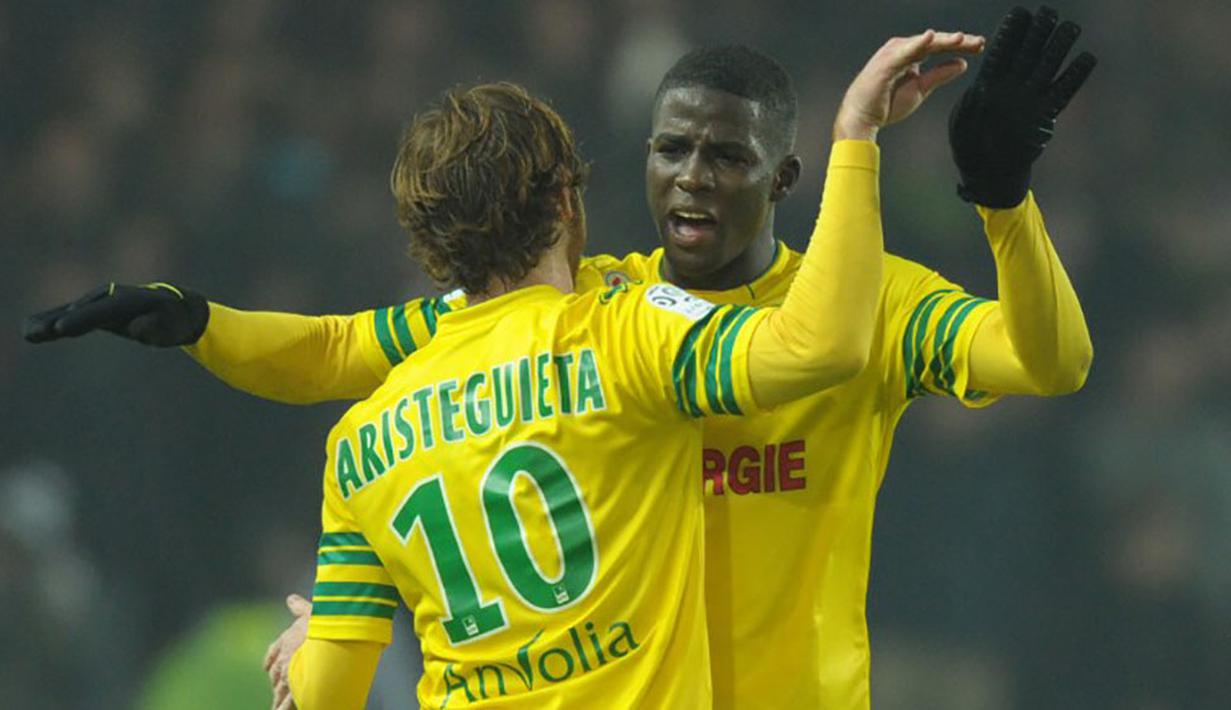Papy Mison Djilibodji merayakan gol yang dicetaknya pada laga Liga Prancis di Nantes, Selasa (3/12/2015). Pemain anyar Chelsea itu siap bermain pada debut pekan ini. (AFP Photo/Jean-Sebastien Evrard)
