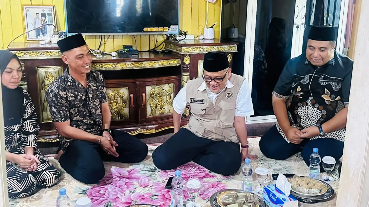 Menteri Haji Takziah ke Rumah Jemaah Maros yang Wafat di Tanah Suci