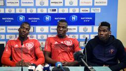 Paul Pogba (kanan) dikenal sebagai gelandang sukses yang bermain bagi Manchester United, namun dua kakak kembarnya, Mathias Pogba (kiri) saat ini bermain untuk ASM Belfort, dan Florentin Pogba bermain di klub Liga 2 Prancis, Sochaux. (AFP/Guillaume Souvant)