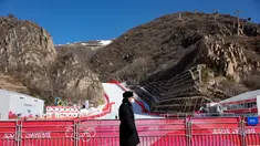 Personel keamanan berjalan di Pusat Ski Alpine Nasional Yanqing menjelang Olimpiade Musim Dingin Beijing 2022 di distrik Yanqing, 2 Februari 2022. Pusat ski Alpine yang selesai pada Juni 2021 itu terdiri atas trek sepanjang 9,2 km dengan turunan vertikal maksimum 900 meter. (Dimitar DILKOFF/AFP)