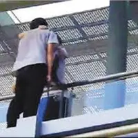 Kepada polisi wanita ini berpura-pura jadi pacar cowok ABG yang mau bunuh diri supaya polisi mengizinkan mendekatinya. (Foto: Viral4Real)