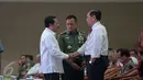 Mensesneg Pratikno berjabat tangan dengan Menko Polhukam Luhut Panjaitan disaksikan Panglima TNI Jenderal Gatot Nurmantyo saat menghadiri rakornas Pemantapan Pelaksanaan Pilkada Serentak 2015 di Ancol, Jakarta, Kamis (12/11). (Liputan6.com/Faizal Fanani)