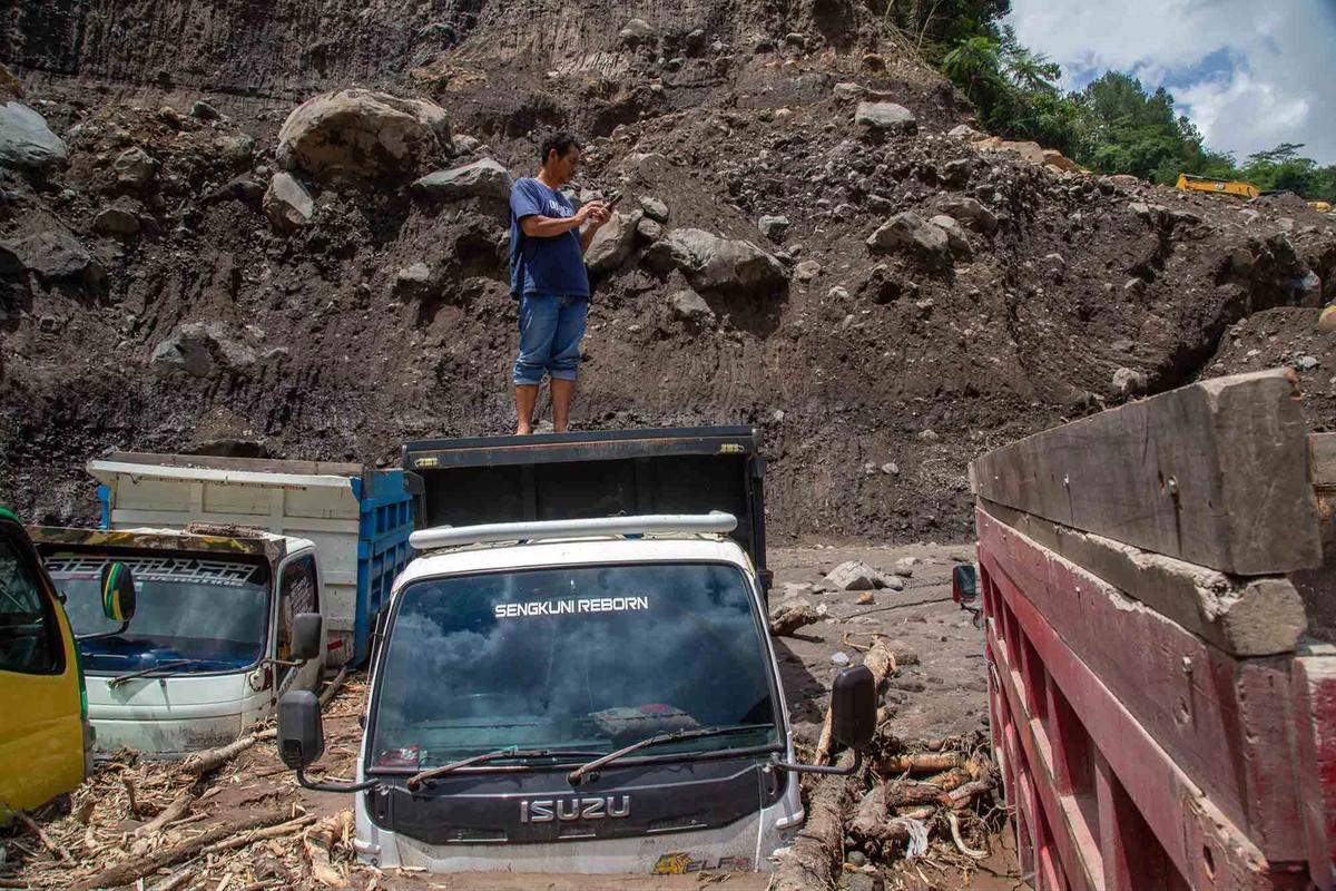 FOTO: Penampakan Truk Tertimbun Lahar Dingin Gunung Merapi, Menewaskan Tiga Orang