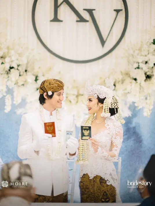 "Pernikahan hanya dihadiri beberapa orang saja, tidak sampai 100 karena mengikuti anjuran pemerintah, sesuai protokol standar safety. Cuma keluarga dekat saja," jelasnya.  (Instagram/thebridestory)