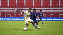 Kapten Persita Tangerang, M Toha dilanggar pemain Arema, Bayu Setiawan. (Bola.com/Iwan Setiawan)
