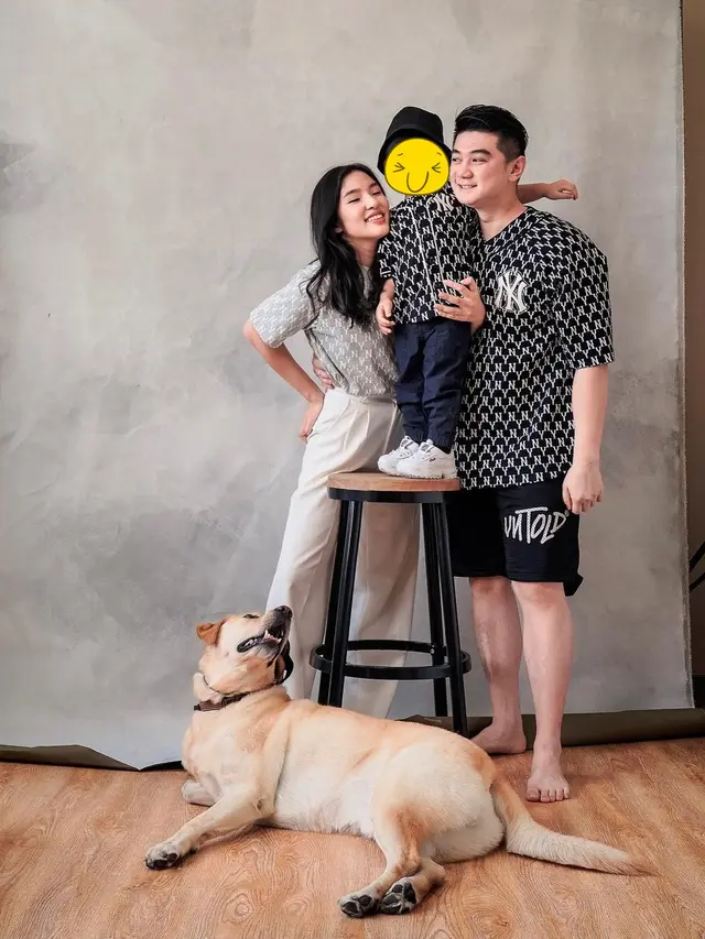 Jarang Tersorot, Ini 6 Potret Mesra Chef Arnold dan Istri