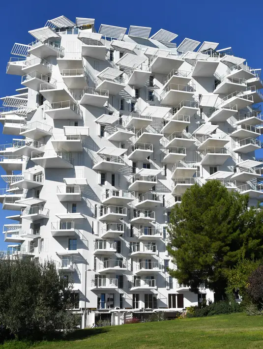 Sebuah bangunan "Arbre Blanc" atau yang berarti Pohon Putih di Montpellier, Prancis, 23 Oktober 2018. Gedung dengan arah hadap yang berbeda-beda ini memungkinkan penghuni dapat memilih arah hadap rumah sesuai gaya hidup mereka. (PASCAL GUYOT/AFP)