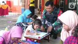 Anak-anak mengikuti lomba mewarnai burung garuda di Kampung Tematik Kampung Teras Pancasila, Karang Tengah, Tangerang, Banten, Rabu (1/6/2022). Kegiatan tersebut dilaksanakan dalam rangka memperingati hari lahirnya Pancasila bertujuan untuk memberikan wawasan dan pengetahuan tentang nilai-nilai Pancasila sejak dini. (Liputan6.com/Angga Yuniar)