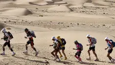 Peserta mengambil bagian dalam lomba lari internasional Marathon des Sables ke-32 tahap ketiga di Gurun Sahara, sebelah selatan Maroko, Selasa (11/4). Maraton ini menempuh jarak 250 km melintasi Gurun Sahara yang panas ekstrem. (JEAN-PHILIPPE KSIAZEK/AFP)