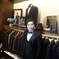 Edric Tjandra saat fitting jas pernikahan. (Liputan6.com/Surya Hadiansyah)