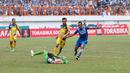 Pemain Persib Bandung, Atep dihadang kiper Persiba Balikpapan, Alfonsius Kevlan pada lanjutan Torabika SC 2016 di Stadion Wibawa Mukti, Cikarang, Sabtu (1/10/2016). (Bola.com/Nicklas Hanoatubun)