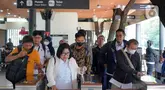 Sejumlah Aparatur Sipil Negara (ASN) di lingkungan Pemerintah Provinsi Daerah Khusus Jakarta saat berada di halte Transjakarta Balai Kota, Jakarta, Rabu (30/4/2025). (Liputan6.com/Herman Zakharia)