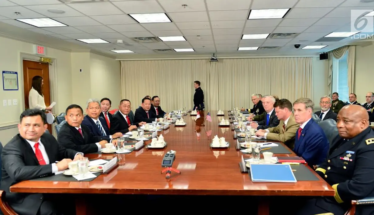 Suasana pertemuan Menhan RI Ryamizard Ryacudu dan Menteri Pertahanan Amerika Serikat James N. Mattis saat kunjungan kehormatan di markas besar Angkatan Bersenjata AS, Pentagon Washington D.C, (29/8). (Liputan6.com/HO/Juli Syawaludin/Kemhan)