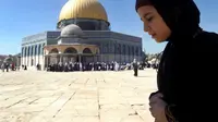  Wanita Palestina di depan Masjid Al-Aqsa, Yerusalem. (www.ibtimes.co.uk)