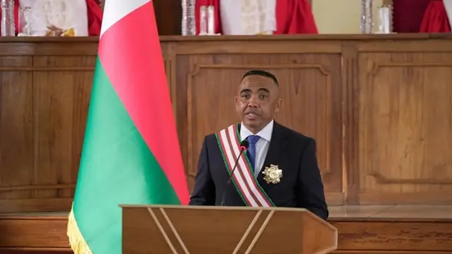 Kolonel Michael Randrianirina menyampaikan pidatonya di Mahkamah Konstitusi Tinggi setelah resmi dilantik sebagai presiden Madagaskar di Antananarivo pada Jumat (17/10/2025).