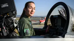Fanny Chollet berada di dalam pesawat F/A-18 di Pangkalan Udara Payerne, Swiss, (19/12). Fanny Chollet bertugas menjadi pilot jet tempur dalam skuadron penerbangan 18 yang berbasis di Payerne sejak awal tahun.  (AFP Photo/Fabrice Coffrini)